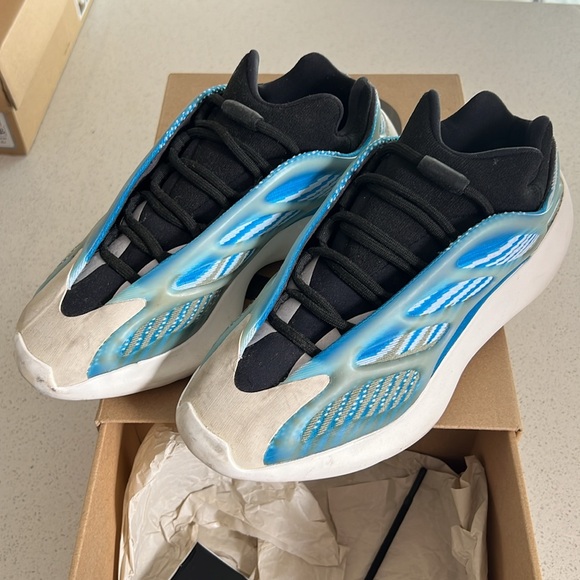 Yeezy 700 V3 Arzareth - Picture 1 of 3